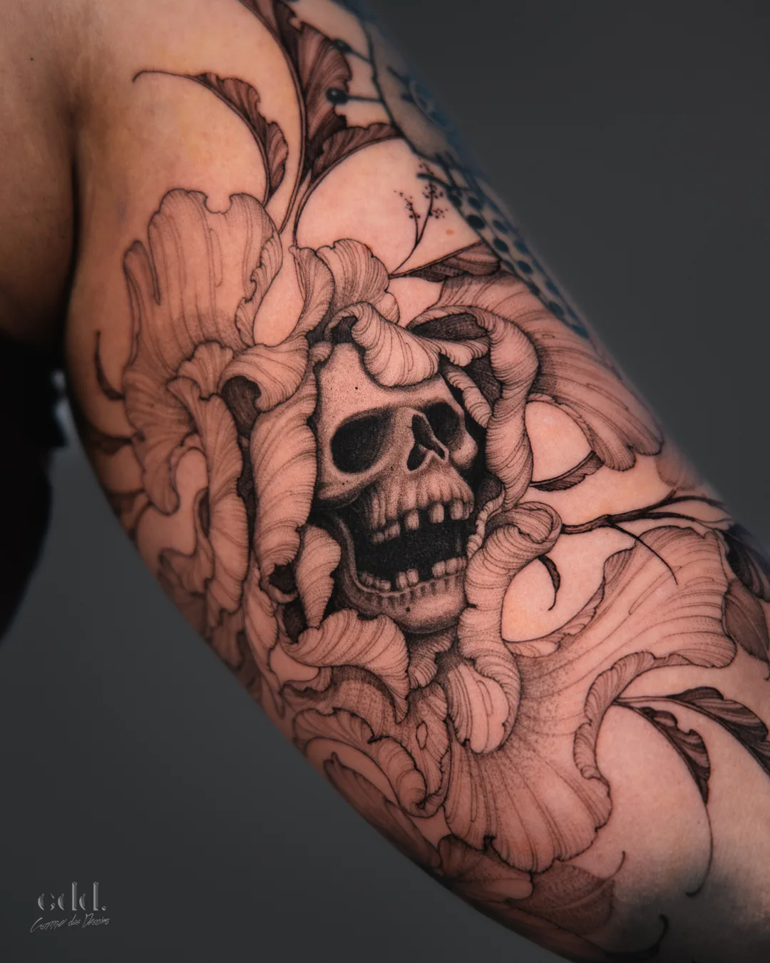 Skull and peonies · tatouage par Comme des Dessins, tatoueur à Montréal · cddtattoo.com · Instagram @comme.des.dessins