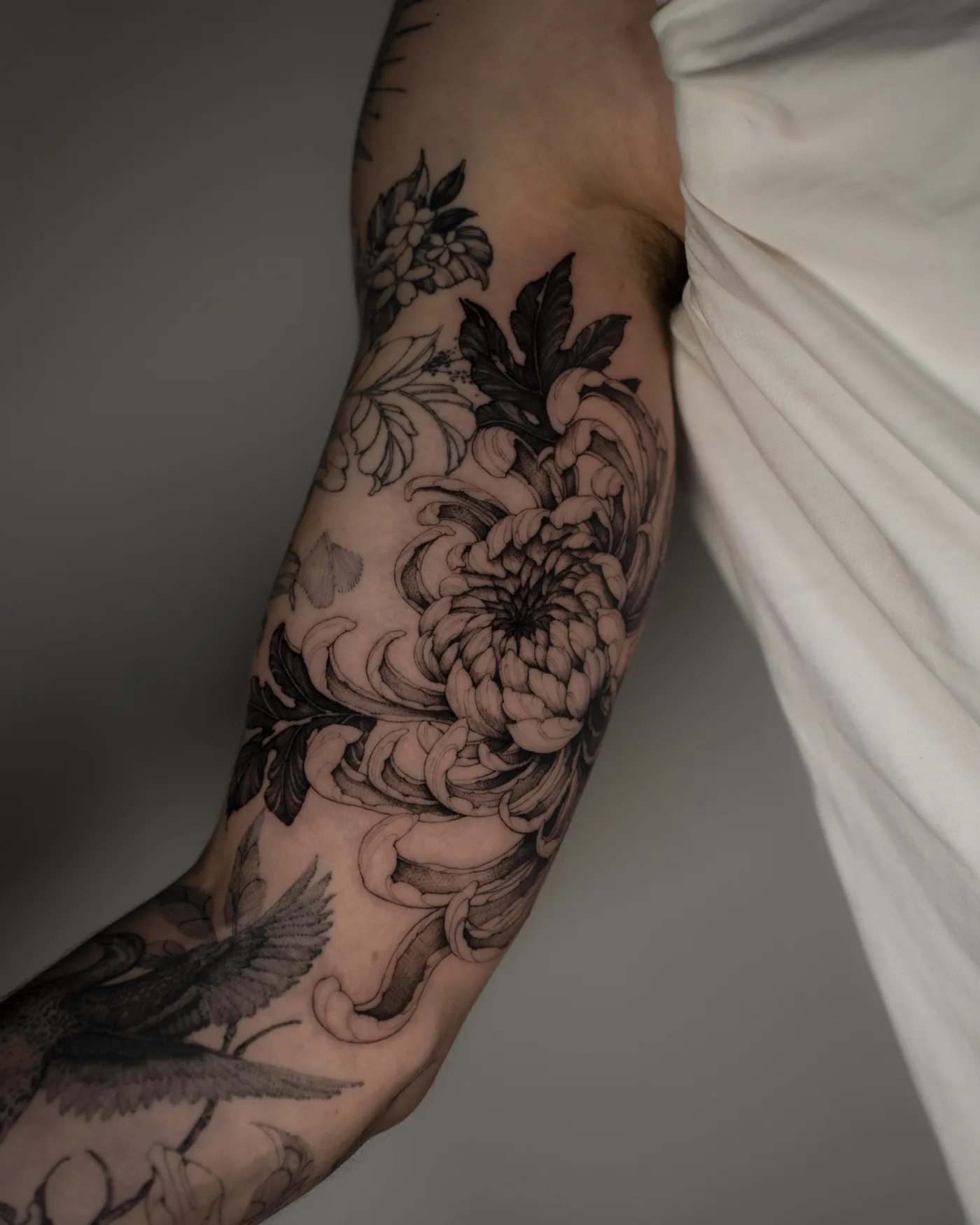 Chrysanthemum sleeve · tatouage par Comme des Dessins, tatoueur à Montréal · cddtattoo.com · Instagram @comme.des.dessins