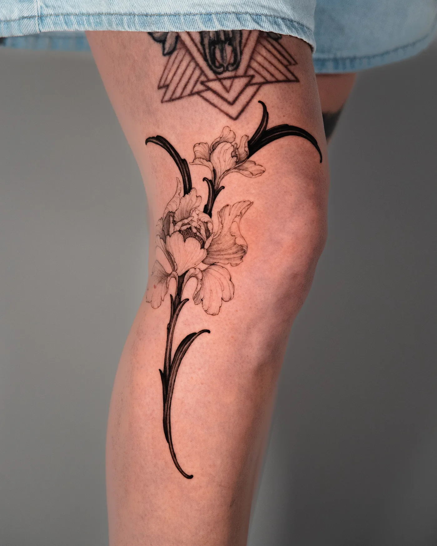 Iris, thigh · tatouage par Comme des Dessins, tatoueur à Montréal · cddtattoo.com · Instagram @comme.des.dessins
