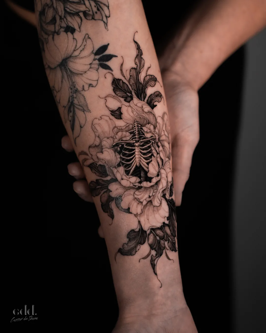 Florals and ribcage · tatouage par Comme des Dessins, tatoueur à Montréal · cddtattoo.com · Instagram @comme.des.dessins